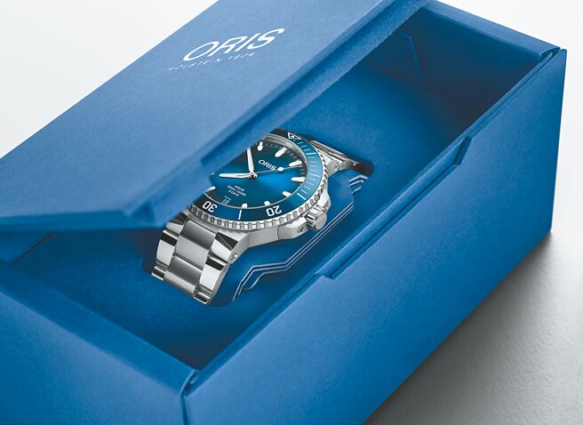ORIS全系列腕表的表盒為回收紙張製成，並可攤平縮小體積，碳排量降低50%。（ORIS提供）