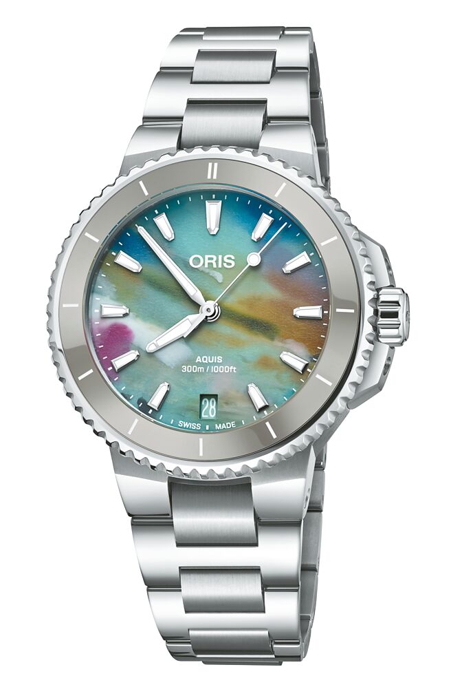 ORIS Aquis 36.5mm日期腕表，表盤以回收塑料再製而成，約8萬元。（ORIS提供）