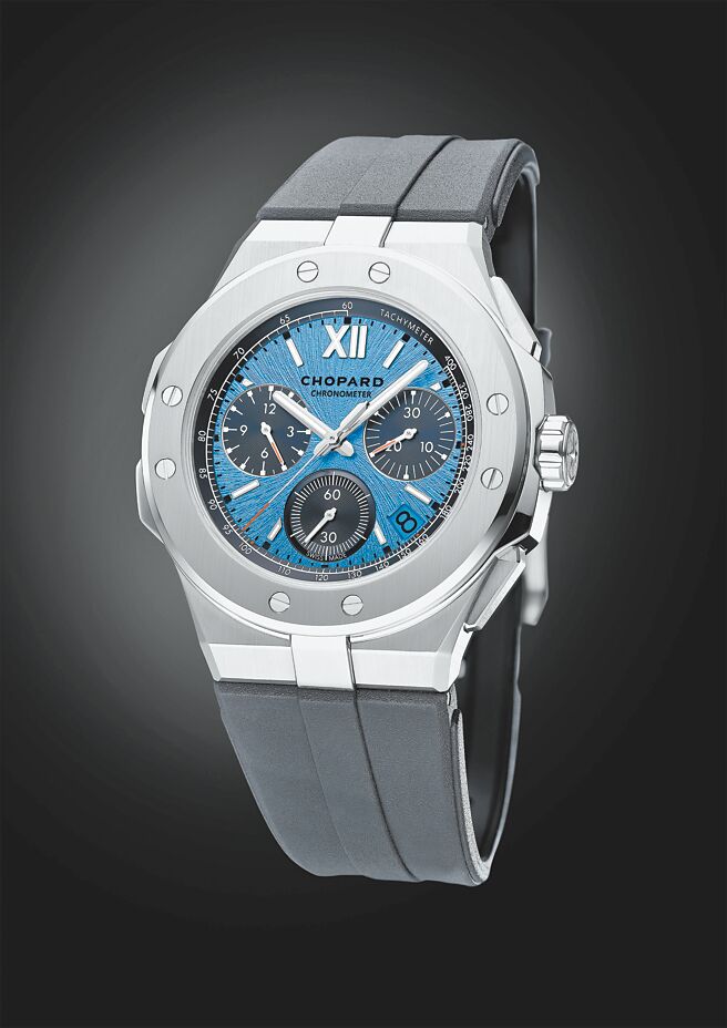 蕭邦Alpine Eagle XL Chrono「隆河冰藍色」（Rhone Blue）表盤計時碼表，收益部分將捐贈Alpine Eagle基金會。（CHOPARD提供）