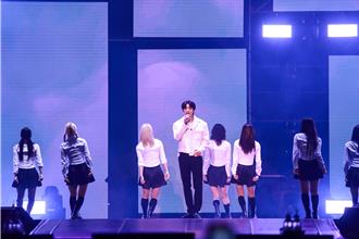 EXO灿烈被罚台上更衣不忘放送爱心 甜撩台粉「想去你心里」