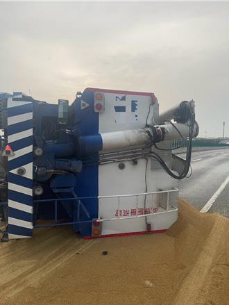 台61線大安段貨車翻覆    飼料傾洩鋪滿快速道路