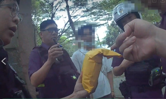 背82万赃款在北市公园爽数大迭千元钞   白目车手当场被逮