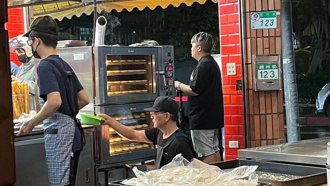 曾家豆浆又祭消费新规定 饕客见暴排画面愣：恐怕又要停业