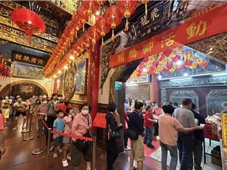 屏東慈鳳宮連4天「定點鑽轎腳」 因應食安風暴送平安筷祈福