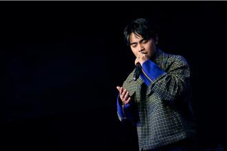 邱軍開唱竟成伍佰演唱會現場  金鐘視帝獻「禮貌腳」力挺