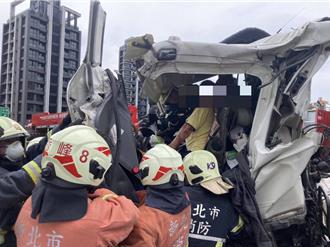 國1汐止交流道貨櫃車翻覆 駕駛夾困救出送醫
