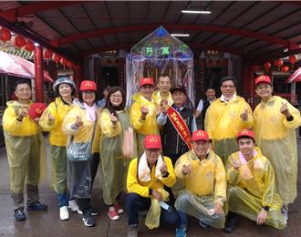 萬惠宮媽祖遶境「校長群雨中護送聖駕」 背後故事太感人