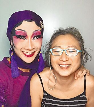 母子如閨蜜 變裝皇后妮妃雅謝媽相挺