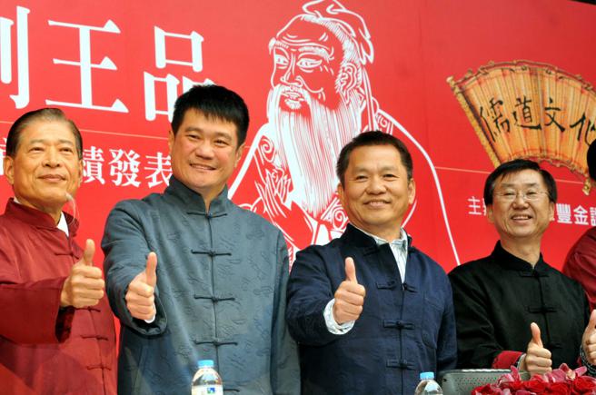 王品集团创办人戴胜益（右二）看好王国雄（右一）的创意，曾钦点其为接班人。（图／报系资料照）