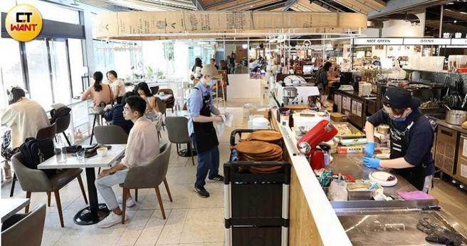 成真咖啡成为人气打卡名店，即使是平日下午时段也充斥人潮。（图／方万民摄）