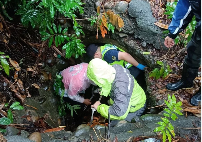 嘉义8旬翁散步失踪5天 ，裸身躺溪边大排涵洞奇蹟获救。(戴志扬翻摄)