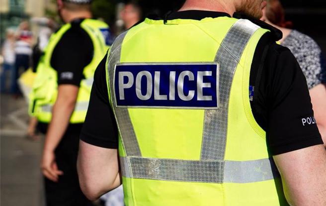 男警猛传「只想玩女警看胸」性骚不成立   ，委员会「乱掰会议内容」遭法官揪出还公道。(图:shutterstock/达志)