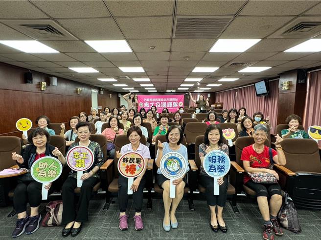 移民署臺北市服務站舉辦「2014年志工及通譯服務人員教育訓練」，持續精進志願服務。（移民署提供）