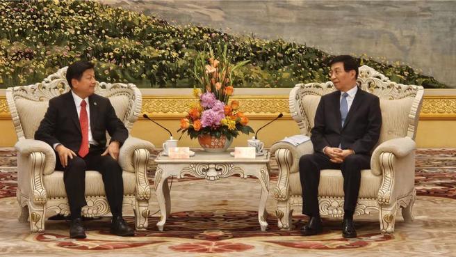 现正于大陆访问的国民党立院党团总召傅昆萁（左），昨（27）日与大陆全国政协主席王沪寧（右）见面。（中时资料照，蓝孝威摄）