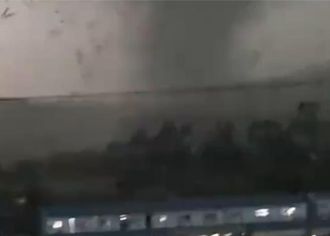 大陸廣東省廣州市27日下午遭遇暴雨襲擊，白雲區鐘落潭鎮出現影響持續約4分鐘的強烈龍捲風。（翻攝自香港東網）