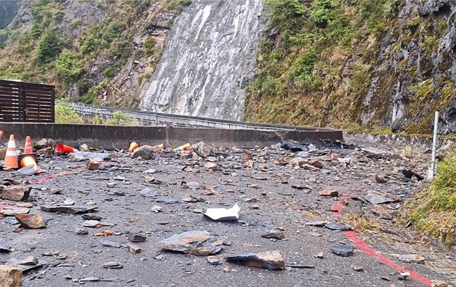 高雄市桃源区南横公路台20临105线35K＋800（桧谷路段），因边坡落石导致双向道路阻断无法通行。（甲仙工务段提供／林瑞益高雄传真）