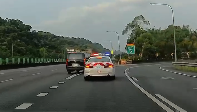 休旅車違規右切跨越雙白實線。（翻攝「爆廢1公社」）