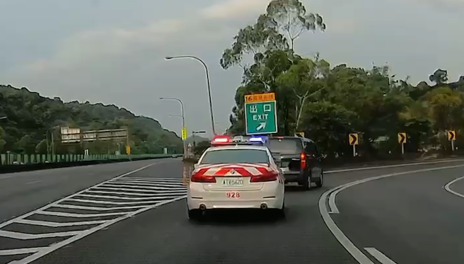 國道紅斑馬前，駕駛傻傻的鬼切，違規跨越雙白實線，警方立刻奉上罰單。（翻攝「爆廢1公社」）