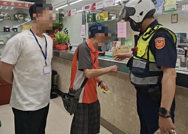 员警拦阻诈骗。（翻摄画面）