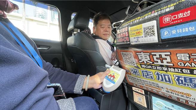 台中市交通局28日表示，中市持敬老爱心卡搭乘计程车，2021年有253万人次，至2023年成长为418万人次，2年大幅增加65％，显示持卡人善用优惠补助（台中市交通局提供／陈淑芬台中传真）