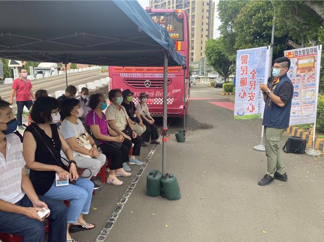 桃警製作「車禍退扇（取其諧音『散』）」、警示反光條等宣導小物，在各項活動場次、老人共餐地點發送宣導。(警方提供／蔡依珍桃園傳真)
