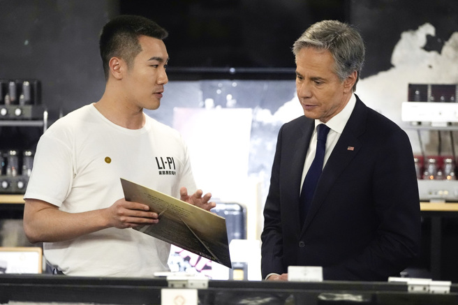 美国国务卿布林肯26日结束访中行、准备搭机离开前，特意绕道北京一家唱片行採买。（图／美联社）