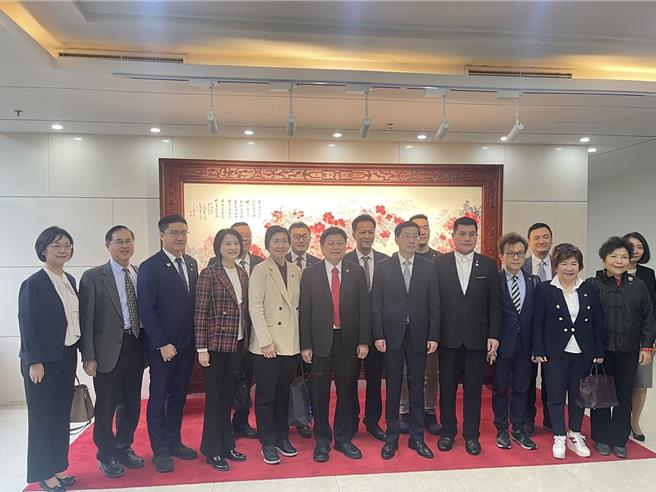 國民黨立院黨團總召傅崐萁率藍委赴陸參訪，陸方不僅稱要捐贈組合屋給花蓮，今又宣布要恢復福建居民到馬祖旅遊。對此，綠委呼籲，旅遊應全面開放。（傅崐萁辦公室提供）