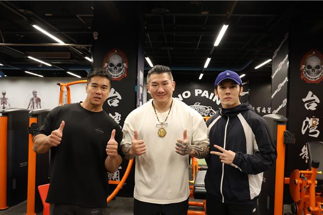 館長（中）給予許家豪（左）、張傑（右）一些舉辦比賽的建議。（Muscle Star 健美之星提供）