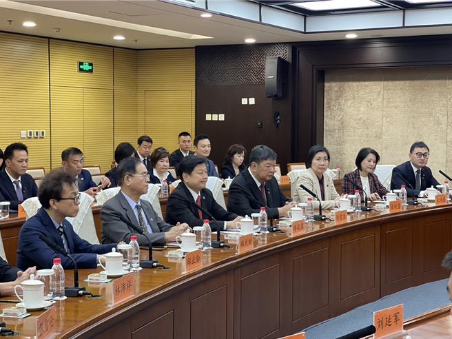 國民黨立院黨團總召傅崐萁率藍委赴陸參訪，陸方今宣布要恢復福建居民到馬祖旅遊。對此，白委認為，陸方是拋出善意，此舉也是全面開放的起手式。（傅崐萁辦公室提供）