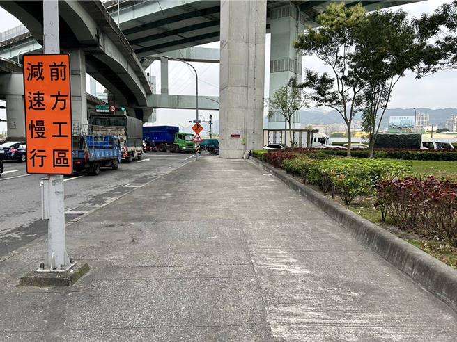 台一高架道路5月1日至8月29日實施道路防蝕塗裝工程，施工單位新北市養工處指出，為避免油漆噴濺影響行車安全，施工期間新北大道四段與新五路一段每日晚間11時至翌日上午6時將實施分區封閉。（新北市工務局提供）