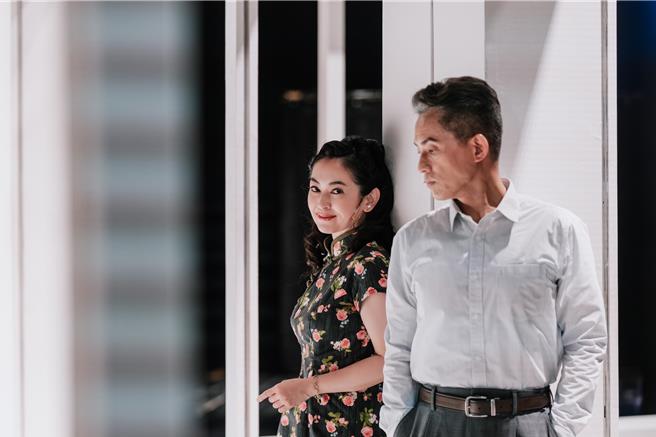 蔡燦得(左)與王柏森在舞台劇《平如美棠》扮演相知相守60多年的夫妻。（攝影 kris kan提供）