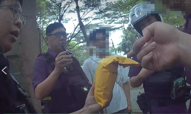 车手背82万赃款在北市公园爽数大迭千元钞，吸引民眾注意报案当场被逮。(戴志扬翻摄)