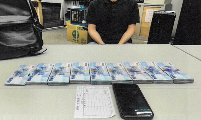 车手背82万赃款在北市公园爽数大迭千元钞，吸引民眾注意报案当场被逮。(戴志扬翻摄)