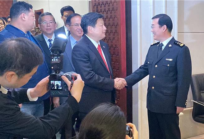 国民党立委一行拜访大陆海关总署，副署长赵增连（右）宣布：符合大陆检疫要求的文旦柚可输陆。（蓝孝威摄）