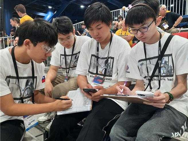 三民高中FRC团队于场边进行计分与队伍分析。（新北市教育局提供／张铠乙新北传真）