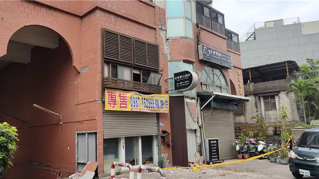 0403花蓮大地震將市區中和路上的馥邑京華公寓大樓震成紅單危樓，管委會日前召開住戶大會，82％住戶出席，全數贊成拆除原地重建。（羅亦晽攝）