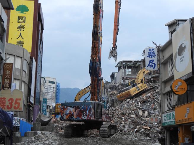 花蓮市富凱大飯店因23日凌晨被規模6強震震到傾斜，危及公安，經5天拆除作業，今天已從10樓拆到3樓。（羅亦晽攝）