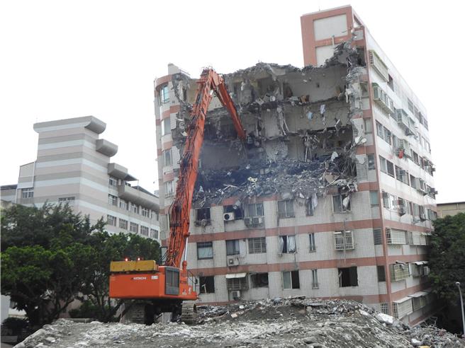 花蓮市統帥大樓3日強震後被貼紅單危樓，原本已排進拆除名單，23日被規模6強震震垮，27日開拆，預計2周拆完。（羅亦晽攝）