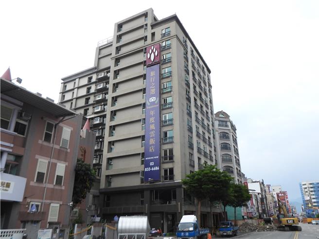 花蓮知名飯店的藍天麗池不敵兩次強震，確定拆除前棟。（羅亦晽攝）