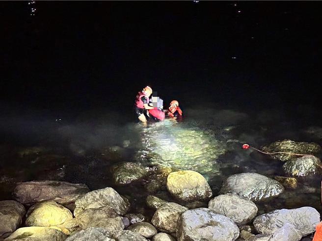 台东钓客深夜落海，海巡署东部分署第一三岸巡队获报前往救援。（海巡署东部分署第一三岸巡队提供／蔡旻妤台东传真）