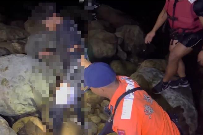 台东钓客深夜落海，海巡署东部分署第一三岸巡队获报前往救援。（海巡署东部分署第一三岸巡队提供／蔡旻妤台东传真）