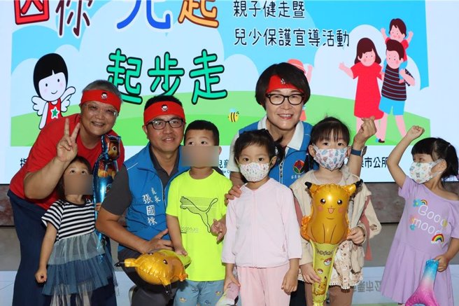 苗栗副縣長鄧桂菊等人與兒童合影。（苗栗縣政府提供／李京昇苗栗傳真）