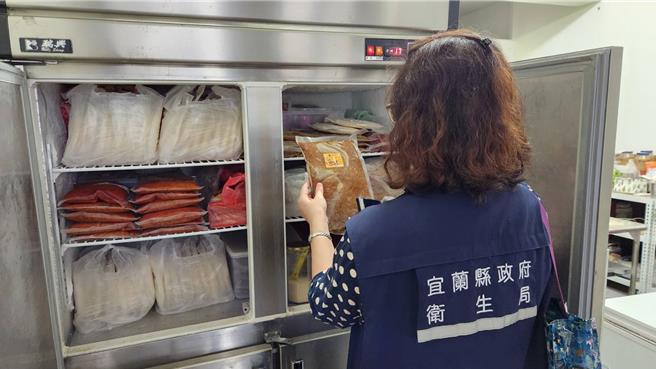 宜兰县卫生局今（28日）接获新北市府通知即展开稽查，查有2公斤黑胡椒细粉，卫生局要求业者下架。（宜兰县政府卫生局提供／吴佩蓉宜兰传真）