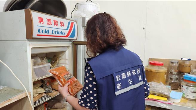 宜兰县卫生局今（28日）接获新北市府通知即展开稽查，查有2公斤黑胡椒细粉，卫生局要求业者下架。（宜兰县政府卫生局提供／吴佩蓉宜兰传真）