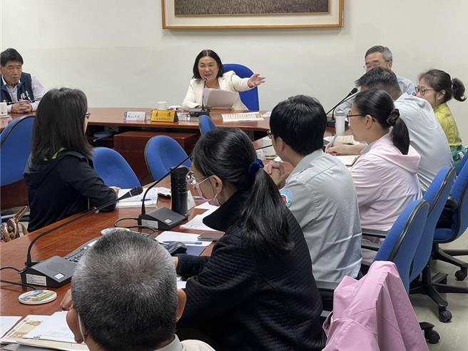 立委陳玉珍（後排中）25日邀集金門數十位業者，與金管處、營建署官員召開協調會，針對國家公園範圍內民宿、賣點、營區等緩收減租進行討論。（陳玉珍服務處提供）