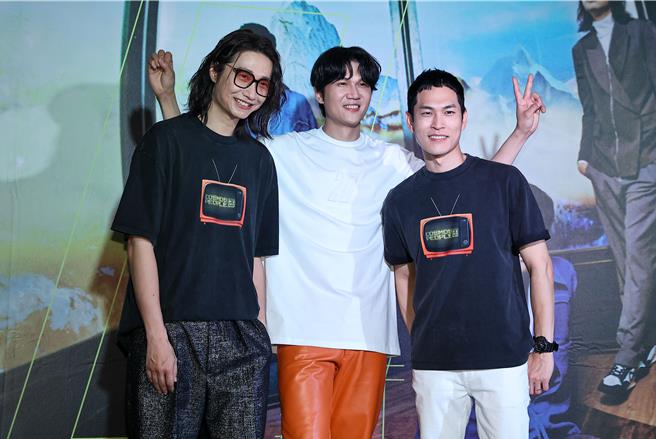 宇宙人昨晚演唱會順利落幕，在後台開心慶功。（羅永銘攝）