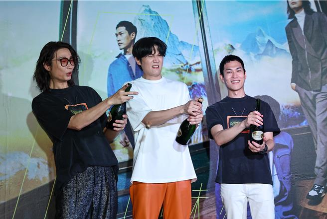 宇宙人昨晚演唱會順利落幕，在後台開心慶功。（羅永銘攝）