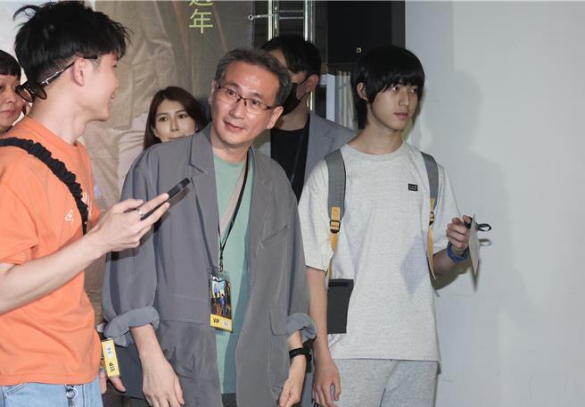 鄭運鵬帶兒子德德一同到場觀賞演唱會。（羅永銘攝）