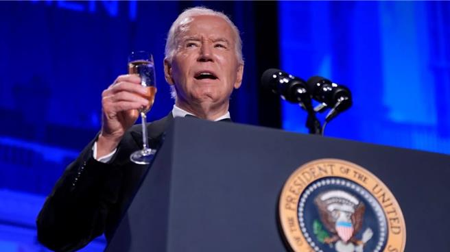 拜登走酒店後門前往晚宴現場，避開酒店前發生的抗議活動，但在他抵達後門時，仍被一群抗議者「問候」。（美聯社）