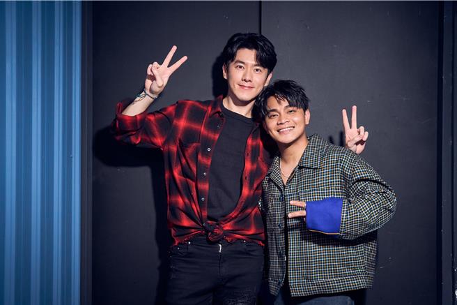 李程彬（左）現身力挺邱軍。（索尼音樂提供）